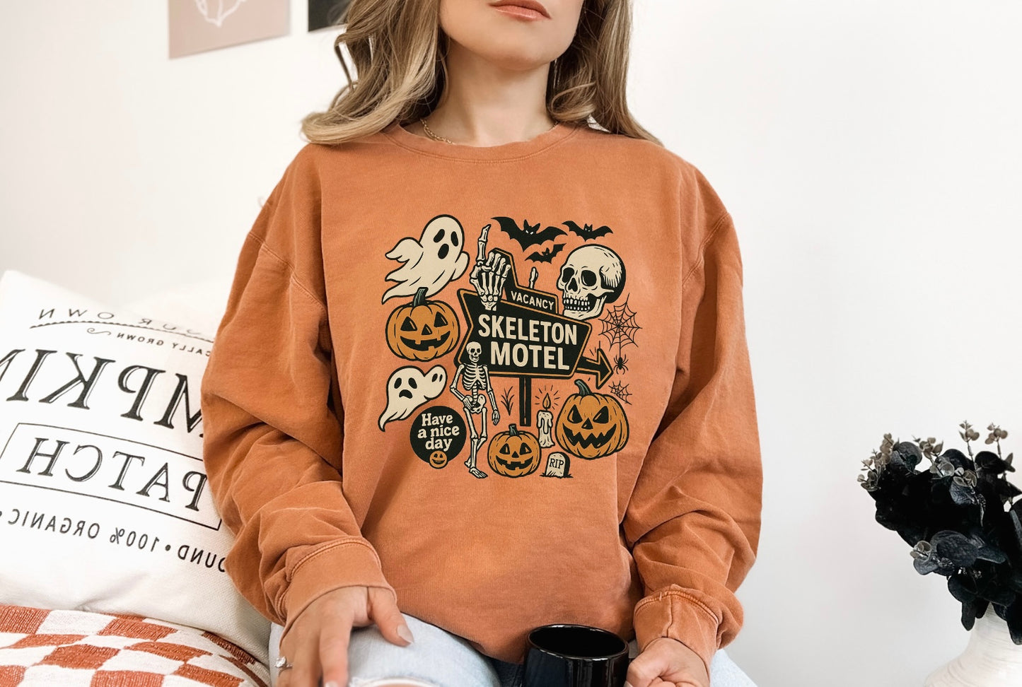 Skelton Inn Women’s Crewneck