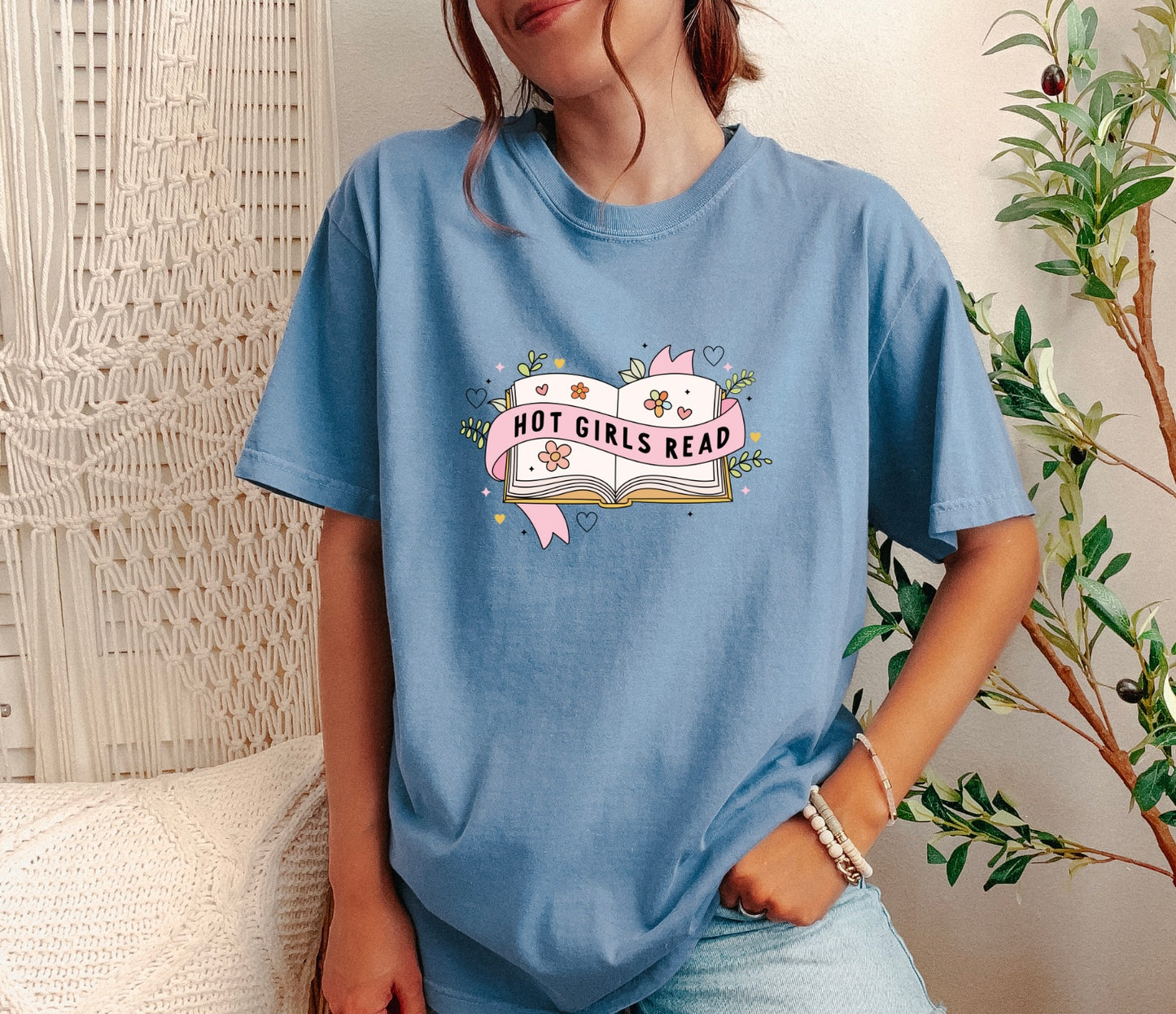 Hot Girls Read Tee